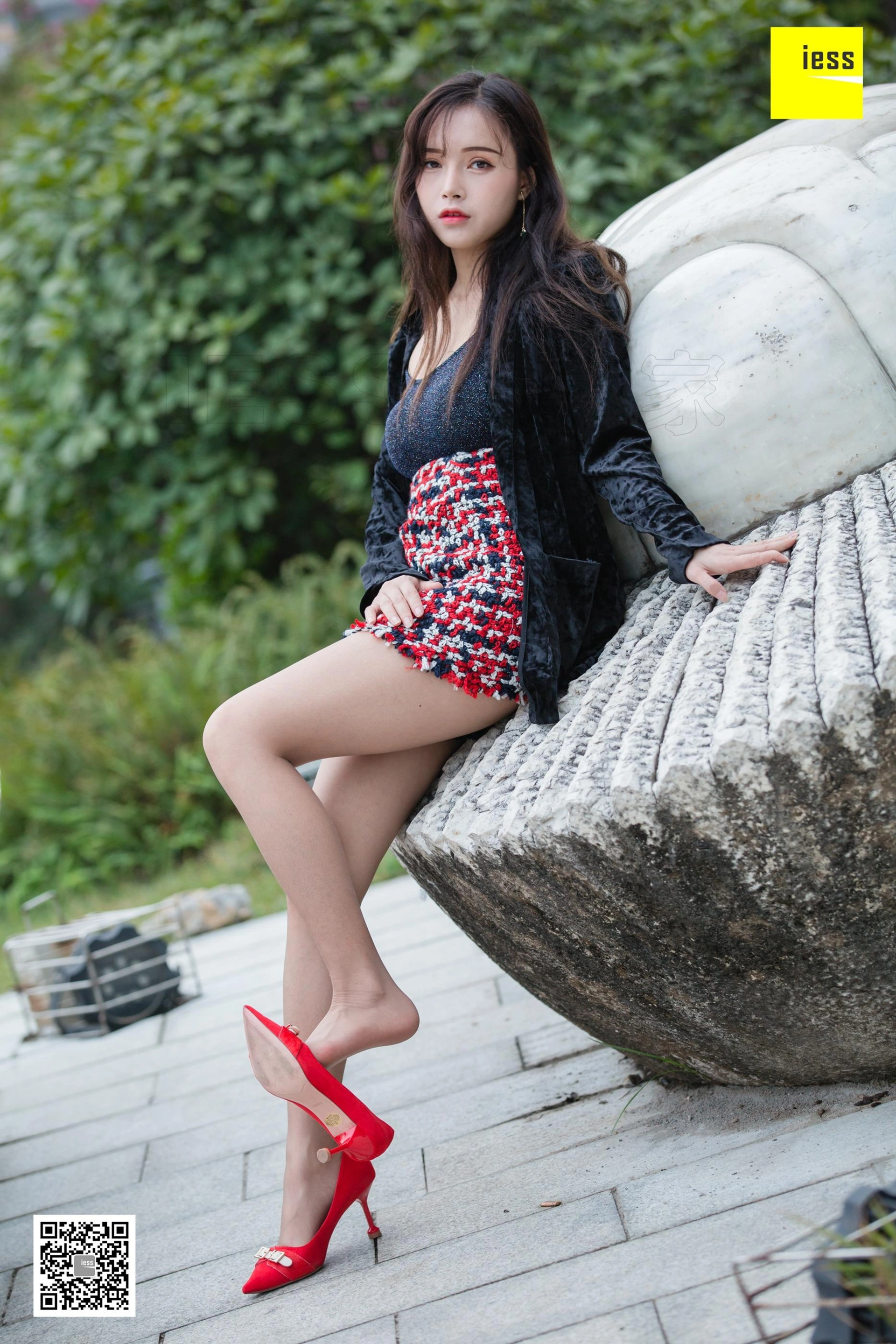 [IESS异思趣向] 2019.02.18 丝享家424:《花丛中的小羽》小羽 1